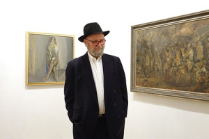 Roger David Servais vor Gemälde